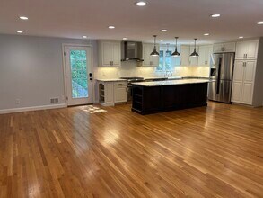 109 Elmwood Rd in Wellesley, MA - Building Photo - Building Photo
