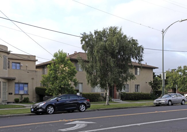 300-318 E Reed St in San Jose, CA - Foto de edificio - Building Photo