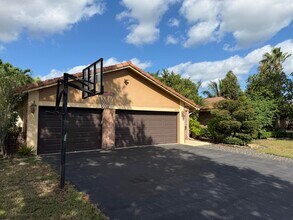 5434 NW 87th Terrace in Coral Springs, FL - Foto de edificio - Building Photo