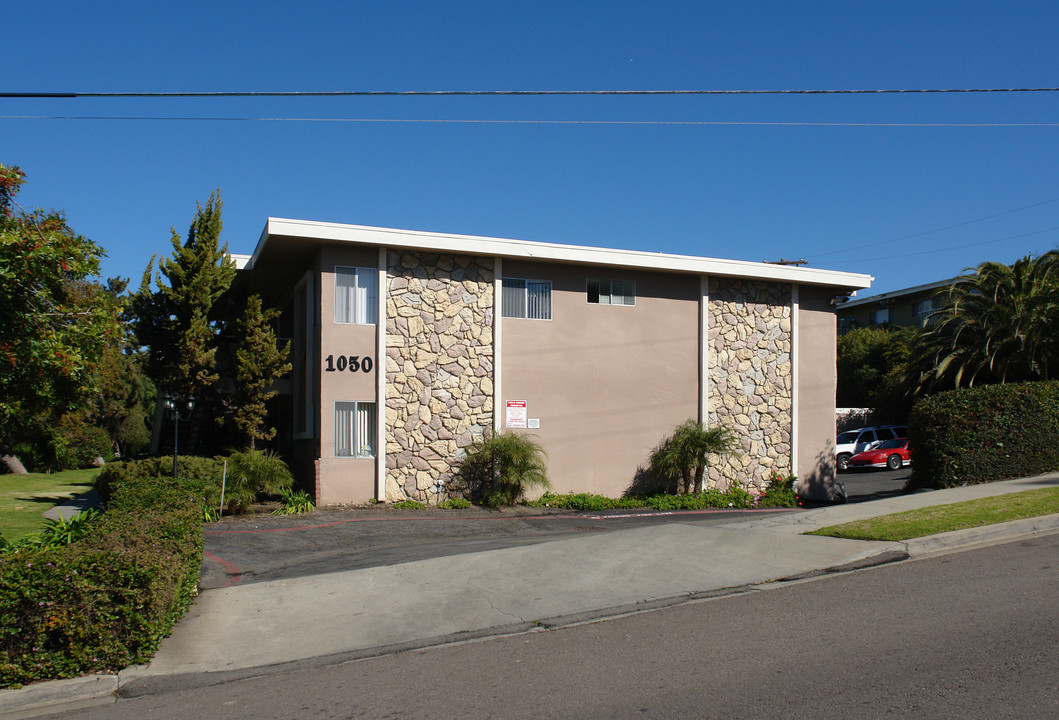 Meadowlake View Apartments in Vista, CA - Building Photo