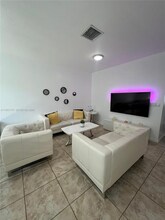 8925 W 35th Ct, Unit 0 in Hialeah, FL - Foto de edificio - Building Photo