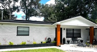 1204 E Lambright St in Tampa, FL - Building Photo