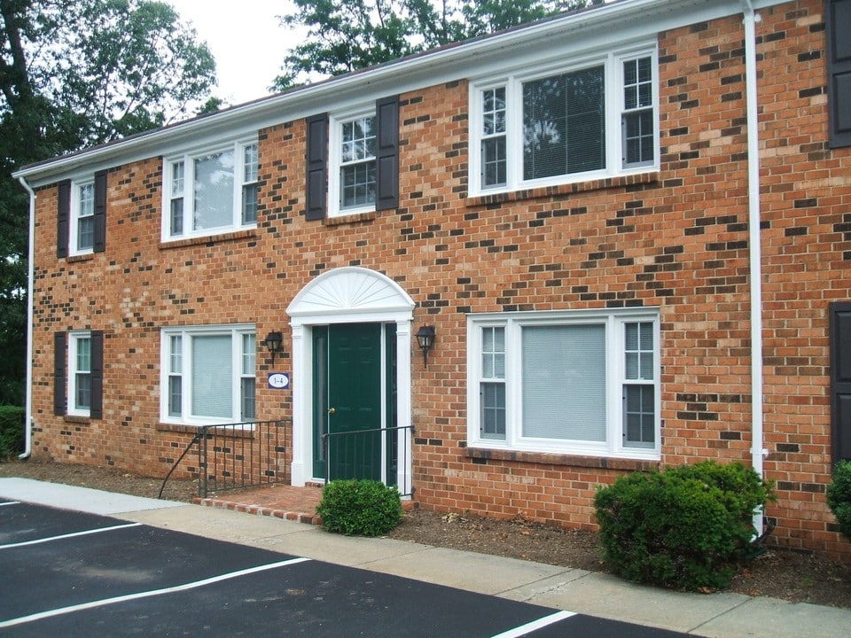 Village Court in Lynchburg, VA - Building Photo