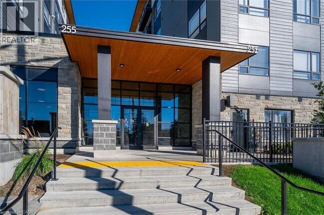 255 Northfield Dr E in Waterloo, ON - Building Photo - Building Photo