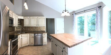 310 Oakwood Dr in Papillion, NE - Building Photo - Building Photo