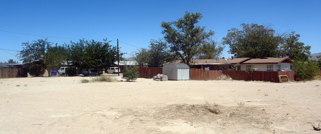 13400-13404 Navajo Rd in Apple Valley, CA - Building Photo - Building Photo