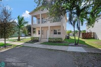 5610 SW 43rd St in Davie, FL - Foto de edificio - Building Photo