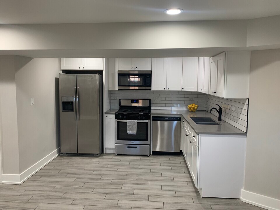 2742 W Polk St, Unit G in Chicago, IL - Building Photo