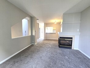652 S Rosehall Ln in Round Lake, IL - Building Photo - Building Photo