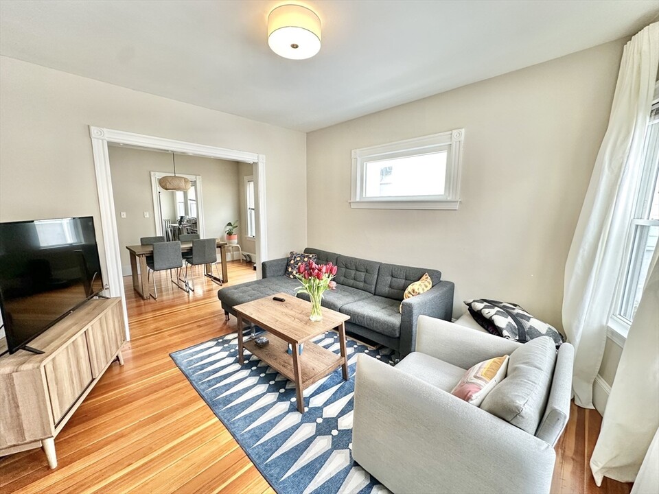 98 Putnam St, Unit 1 in Watertown, MA - Building Photo