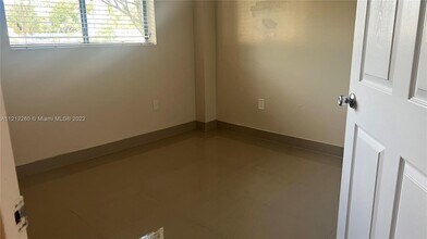 200 Palm Cir W, Unit 105 in Pembroke Pines, FL - Building Photo - Building Photo