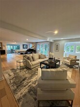 9 Beacon Hill Rd in Port Washington, NY - Building Photo - Building Photo