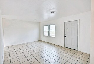 824 St Monica Dr in Sauget, IL - Building Photo - Building Photo