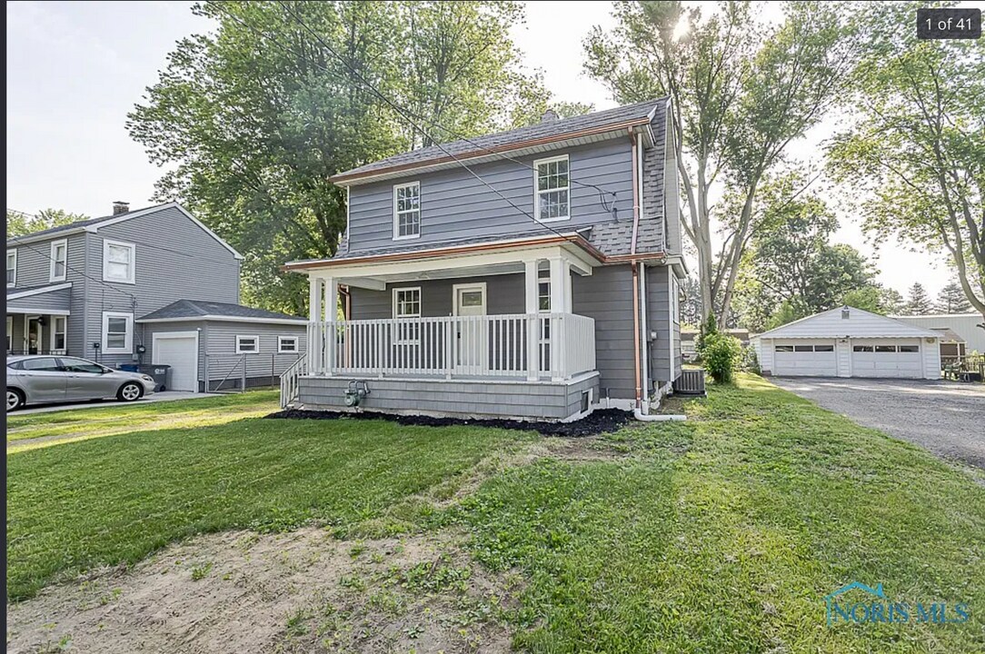 2242 Vaness Dr in Toledo, OH - Building Photo