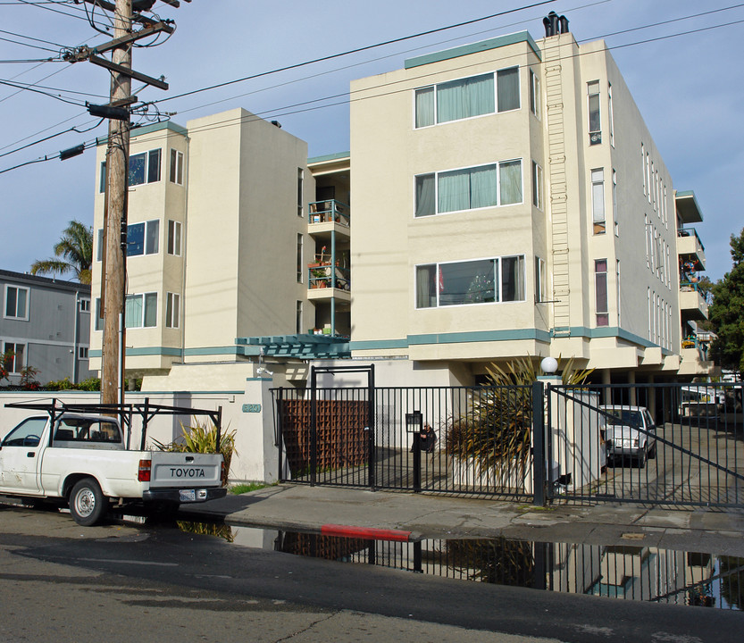 Waters Edge Apartments in San Rafael, CA - Building Photo