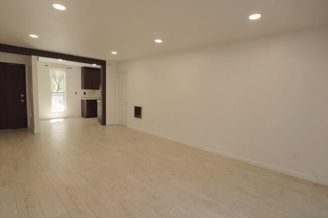 1010 W MacArthur Blvd, Unit 3 in Santa Ana, CA - Building Photo - Building Photo