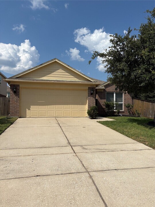 5051 Dappled Grove Trail in Humble, TX - Building Photo