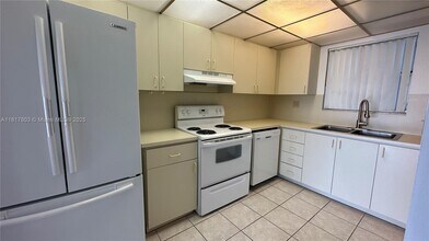 9359 Fontainebleau Blvd in Miami, FL - Building Photo - Building Photo