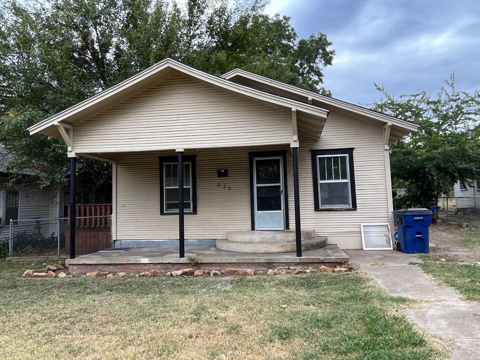 523 W 16th St in Ada, OK - Foto de edificio