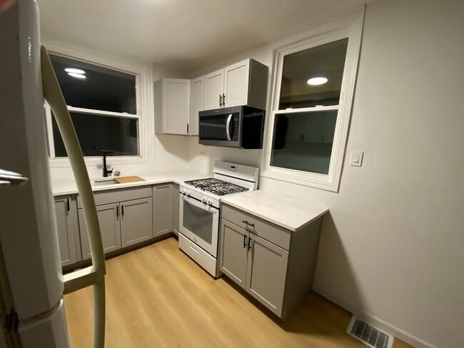 142 Comrie Ave in Braddock, PA - Building Photo - Building Photo