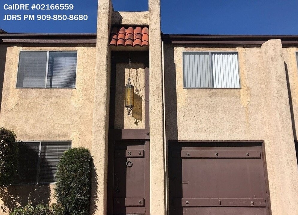 917 W Duarte Rd in Arcadia, CA - Building Photo