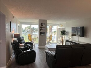 10216 Regal Dr in Largo, FL - Foto de edificio - Building Photo