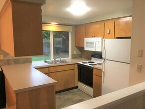 585 NE 19th St in Gresham, OR - Building Photo - Building Photo