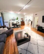 912 W Chicago Ave, Unit 201 in Chicago, IL - Building Photo - Building Photo