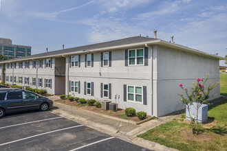 Chamblee Square Apartments in Atlanta, GA - Building Photo - Primary Photo