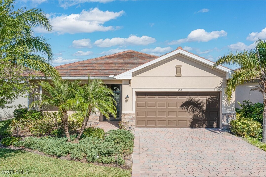 3652 E Hampton Cir in Alva, FL - Building Photo