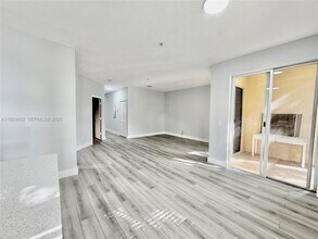 120 Jacaranda Country Club Dr in Plantation, FL - Building Photo - Building Photo