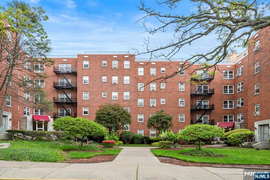 2350 Linwood Ave in Fort Lee, NJ - Building Photo