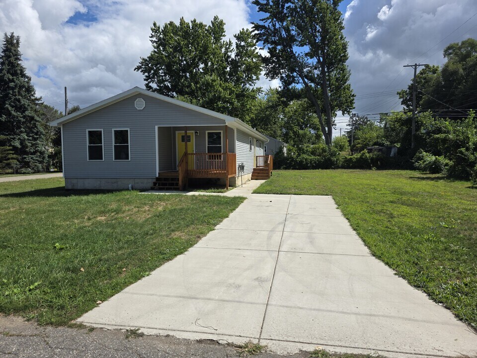 3120 Westmont Ave in Lansing, MI - Building Photo
