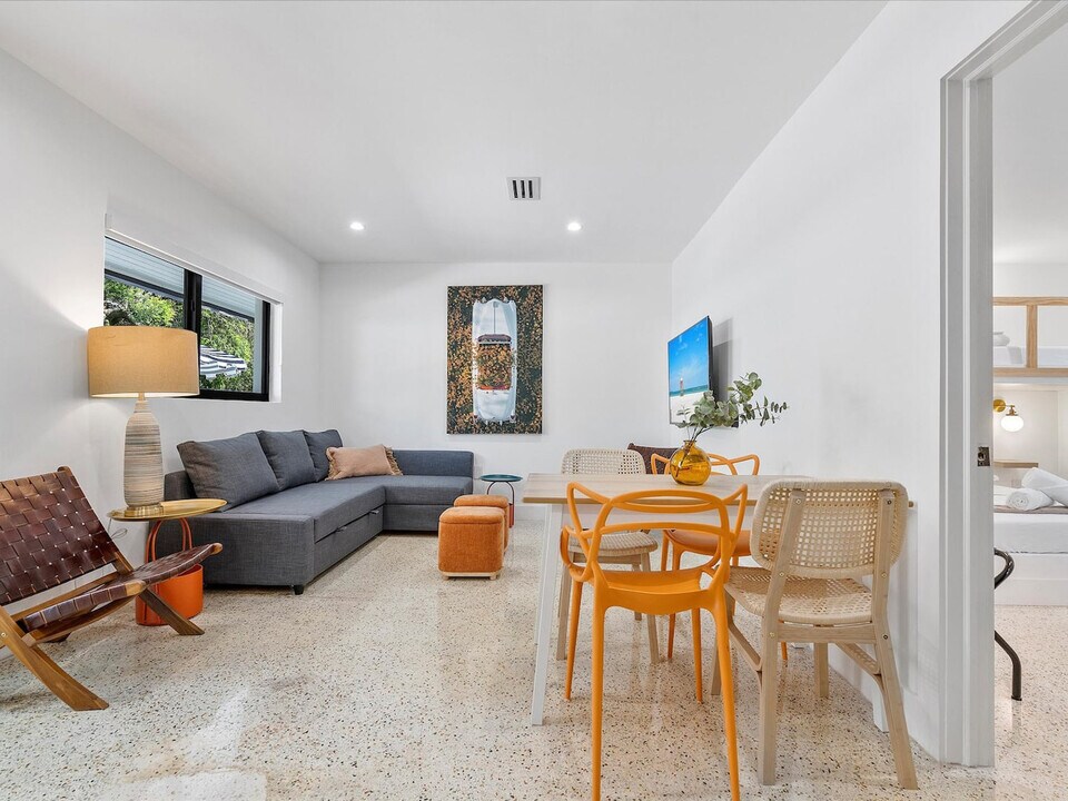 256 NW 57th St in Miami, FL - Foto de edificio