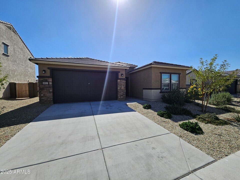 24527 W Ripple Rd in Buckeye, AZ - Building Photo