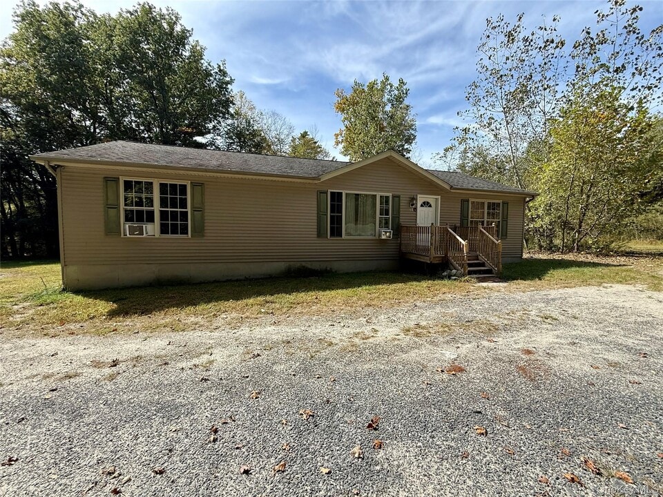 14 Shannon Ln in Pine Bush, NY - Building Photo