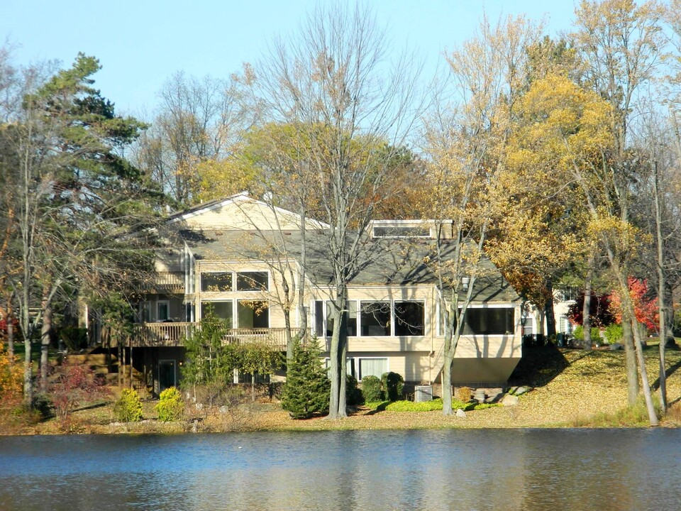 4949 Lake Bluff Rd in West Bloomfield, MI - Foto de edificio