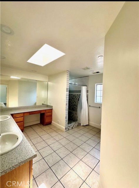 422 E 18th St in Costa Mesa, CA - Building Photo