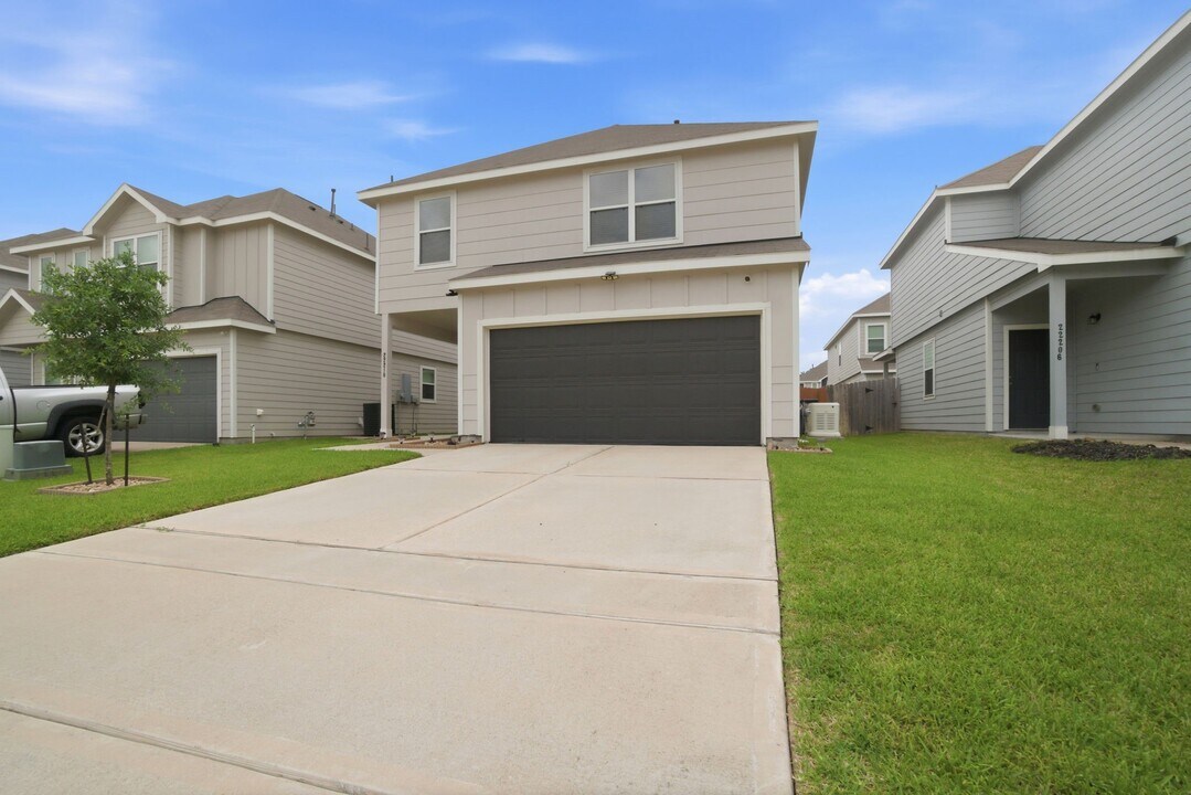 22210 Great Royal Ln in Houston, TX - Building Photo