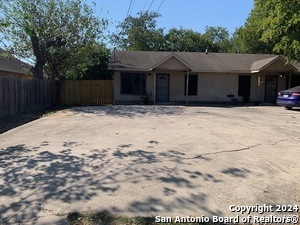 131 Dolores Ave in San Antonio, TX - Foto de edificio