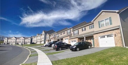 Monticello Heights Townhomes in Harrisburg, PA - Foto de edificio - Building Photo