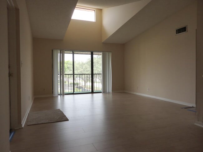 207 Foxtail Dr in Greenacres, FL - Building Photo - Building Photo