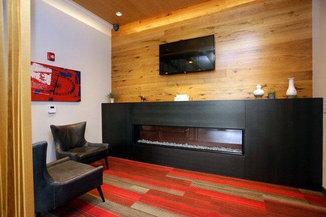 Yorktown Apartments in Lombard, IL - Building Photo - Lobby