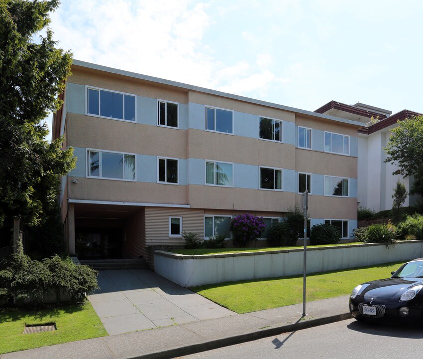 2222 W 1st Ave in Vancouver, BC - Building Photo