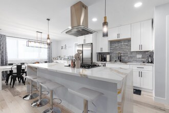 3950 Marlesta Dr in San Diego, CA - Building Photo - Building Photo