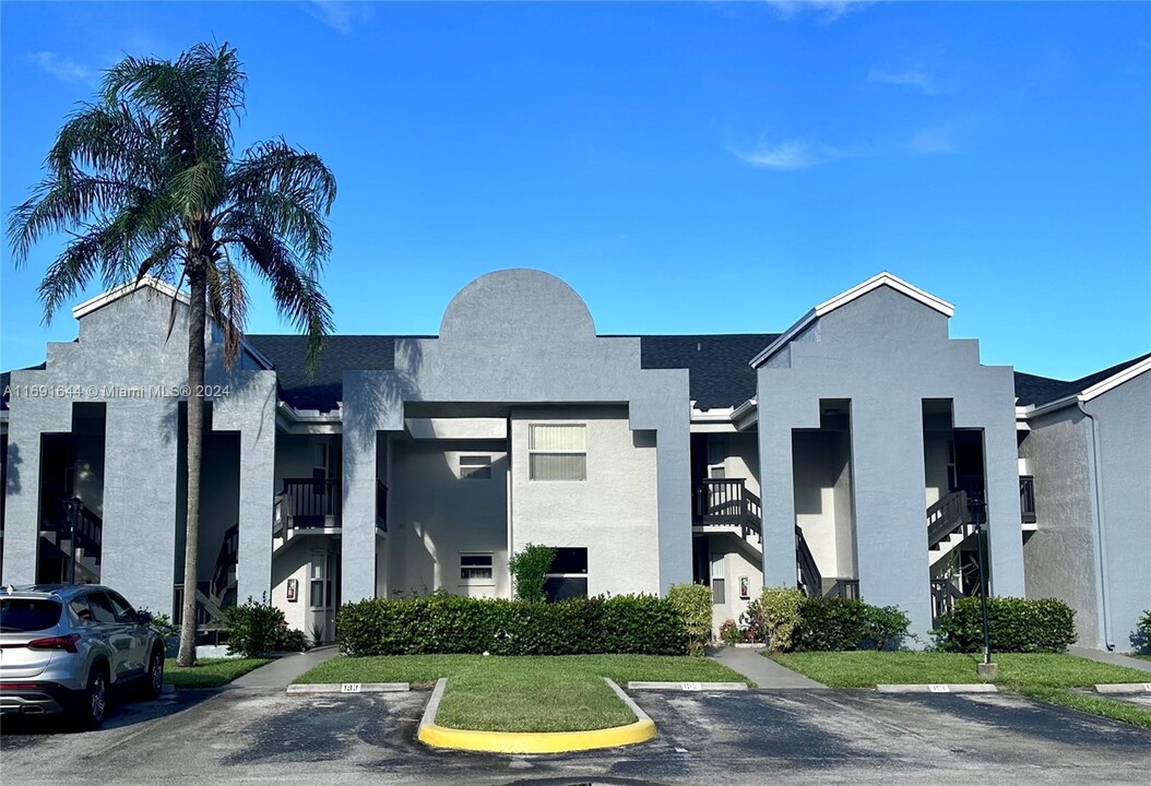 536 SW 113th Way, Unit 536 in Pembroke Pines, FL - Foto de edificio