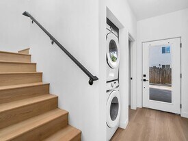 5661 Campanile Way in San Diego, CA - Building Photo