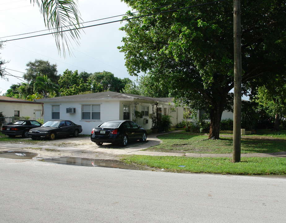 1124 NE 128th St in Miami, FL - Building Photo