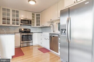 130 Roberts Ln in Alexandria, VA - Building Photo - Building Photo