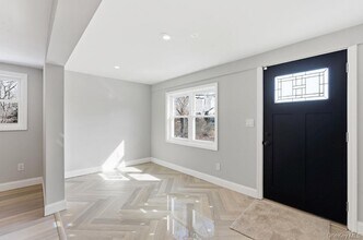 452 Montauk Hwy in East Quogue, NY - Building Photo - Building Photo